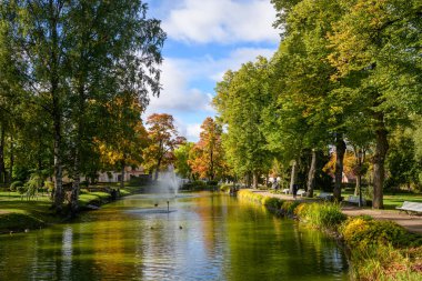 CESIS, LATVIA. 26 Eylül 2021. Sonbahar sezonu boyunca Cesis kasabası.