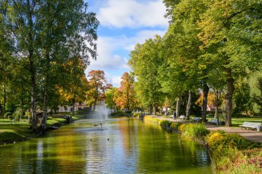 CESIS, LATVIA. 26 Eylül 2021. Sonbahar sezonu boyunca Cesis kasabası.