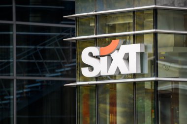 RIGA, LATVIA. 1 Ekim 2021. Seçici odak fotoğrafı. Altı şirket logosu. 110 