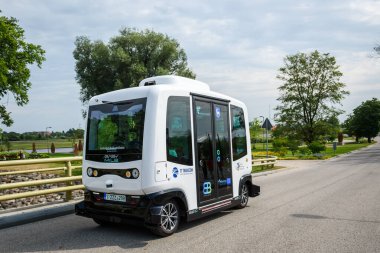 JELGAVA, LATVIA. 22 Ağustos 2020. Sürücüsüz elektrikli minibüs.