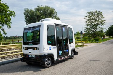 JELGAVA, LATVIA. 22 Ağustos 2020. Sürücüsüz elektrikli minibüs.