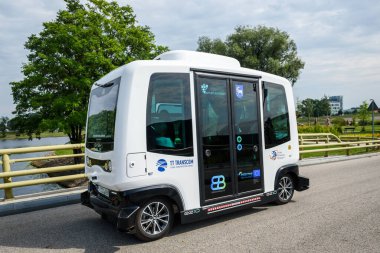 JELGAVA, LATVIA. 22 Ağustos 2020. Sürücüsüz elektrikli minibüs.