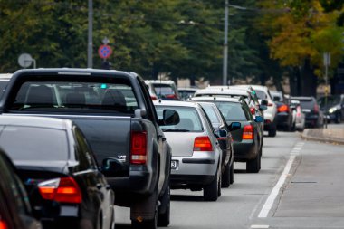 RIGA, LATVIA. 21 Ekim 2020. Seçici odak fotoğrafı. Aralıksız araçlar. Trafik sıkışık..