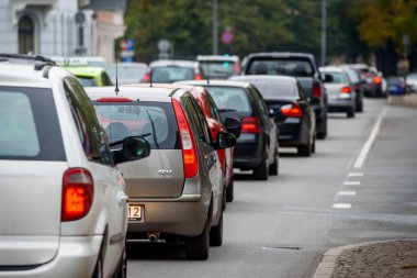 RIGA, LATVIA. 21 Ekim 2020. Seçici odak fotoğrafı. Aralıksız araçlar. Trafik sıkışık..