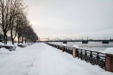 RIGA, LATVIA. 7 Aralık 2021. Riga şehrinde kış günü. Daugava nehri yakınındaki gezinti alanı..