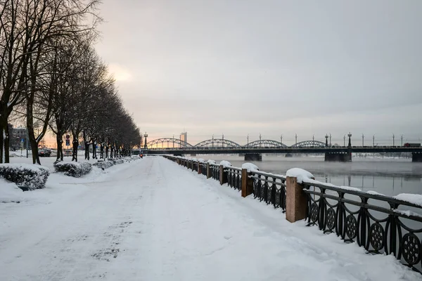 RIGA, LATVIA. 7 Aralık 2021. Riga şehrinde kış günü. Daugava nehri yakınındaki gezinti alanı..