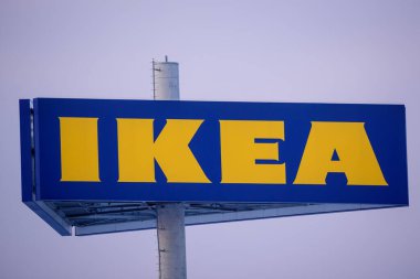 RIGA, LATVIA. 15 Ocak 2021. IKEA mağaza logosu. IKEA (Ingvar Kamprad Elmtaryd Agunnaryd), İsveçli uluslararası şirket. Şirket artık dünyanın en büyük mobilya perakendecisi.