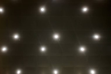 RIGA, LATVIA. 2 Şubat 2021. Seçici odak fotoğrafı. Tavandaki lambalar..