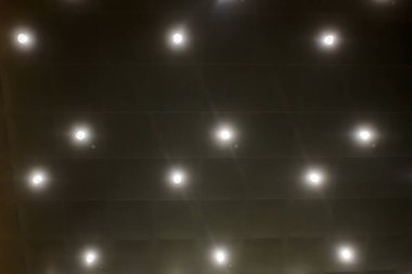 RIGA, LATVIA. 2 Şubat 2021. Seçici odak fotoğrafı. Tavandaki lambalar..