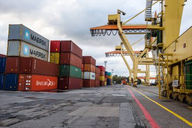 RIGA, LATVIA. 18 Eylül 2020. Seçici odak fotoğrafı. Limanda konteynırlar.