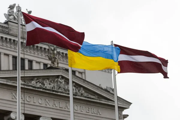 Riga Latvia Februari 2022 Selectieve Focusfoto Letse Oekraïense Vlaggen Golven — Stockfoto