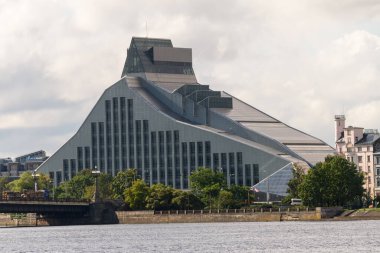 RIGA, LATVIA. 30 Ağustos 2021. Seçici odak fotoğrafı. Letonya Ulusal Kütüphanesi.