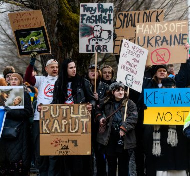 RIGA, LATVIA. 24 Şubat 2022. Rusya 'nın Letonya Büyükelçiliği yakınlarındaki Ukrayna' ya düzenlediği saldırıyı protesto edenler.