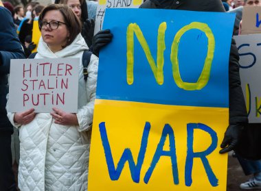 RIGA, LATVIA. 24 Şubat 2022. Rusya 'nın Letonya Büyükelçiliği yakınlarındaki Ukrayna' ya düzenlediği saldırıyı protesto edenler.