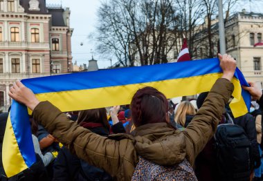 RIGA, LATVIA. 24 Şubat 2022. Rusya 'nın Letonya Büyükelçiliği yakınlarındaki Ukrayna' ya düzenlediği saldırıyı protesto edenler.