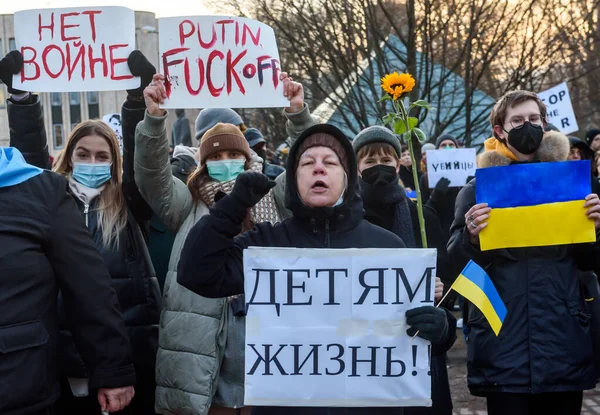 Riga Latvia Fevereiro 2022 Pessoas Protestam Contra Ataque Russo Ucrânia — Fotografia de Stock