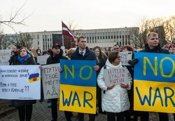 Riga Latvia Februari 2022 Orang Orang Memprotes Serangan Rusia Terhadap — Stok Foto