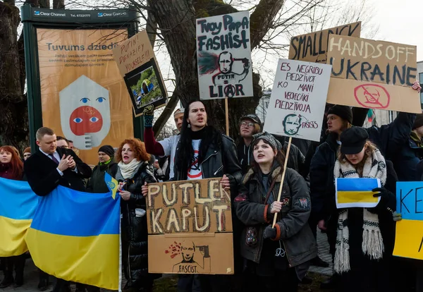Riga 拉特维亚 2022年2月24日 民众抗议俄罗斯在拉脱维亚大使馆附近袭击乌克兰 — 图库照片