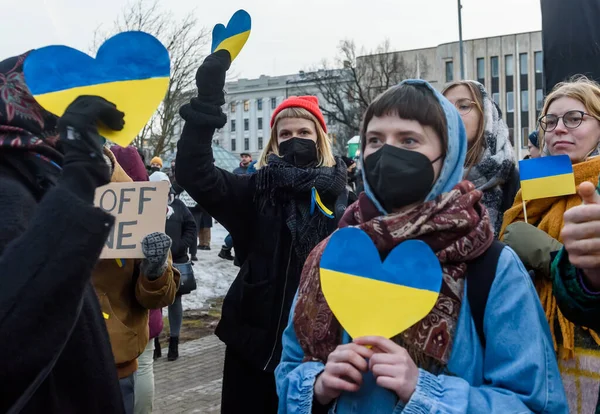 Riga 拉特维亚 2022年2月24日 选择性聚焦照片 民众抗议俄罗斯在拉脱维亚大使馆附近袭击乌克兰 — 图库照片