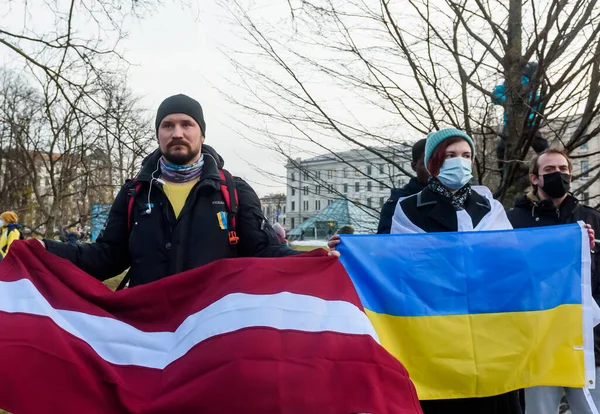 Riga Latvia Februari 2022 Orang Orang Memprotes Serangan Rusia Terhadap — Stok Foto