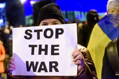 RIGA, LATVIA. 25 Şubat 2022. Riga şehrinde Ukrayna 'yı desteklemek için gösteri ve açık hava konseri.