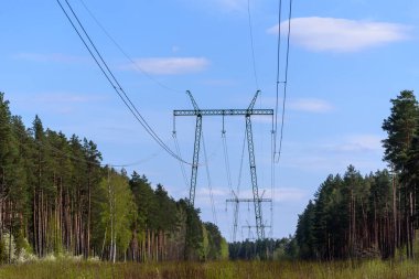 KEKAVA, LATVIA. 8 Mayıs 2020. Seçici odaklanma. Elektrik direkleri, yüksek voltaj. Çelik yapı.
