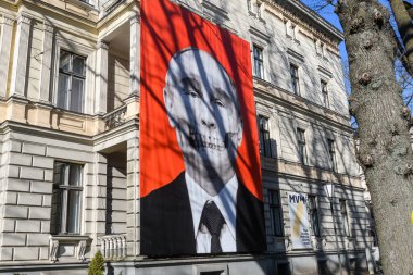 RIGA, LATVIA. 9 Mart 2022. Putin 'in kafatasının Rus Büyükelçiliği önünde Medine Tarih Müzesi' nde asılı olduğu kocaman bir afiş. Riga, Letonya.