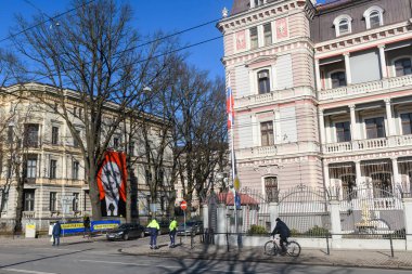 RIGA, LATVIA. 9 Mart 2022. Putin 'in kafatasının Rus Büyükelçiliği önünde Medine Tarih Müzesi' nde asılı olduğu kocaman bir afiş. Riga, Letonya.
