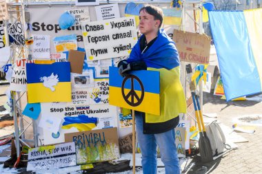 RIGA, LATVIA. 9 Mart 2022. Ukrayna 'yı destekleyin. Riga, Letonya.