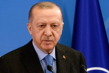 BRÜZSEL, BELGIUM. 24 Mart 2022. Türkiye Cumhurbaşkanı Recep Tayyip Erdoğan, NATO Olağanüstü Zirvesi 'nden sonra düzenlediği basın toplantısında. Brüksel, Belçika