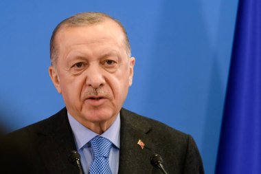 BRÜZSEL, BELGIUM. 24 Mart 2022. Türkiye Cumhurbaşkanı Recep Tayyip Erdoğan, NATO Olağanüstü Zirvesi 'nden sonra düzenlediği basın toplantısında. Brüksel, Belçika