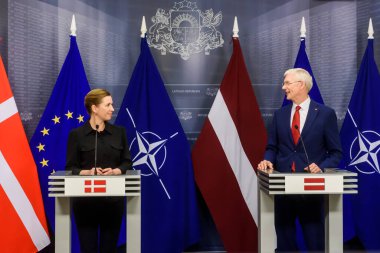 RIGA, LATVIA. 31 Mart 2022. Danimarka Başbakanı Mette Fredriksen (L), Letonya Başbakanı Krisjanis Karins (R) ile bir araya geldi.