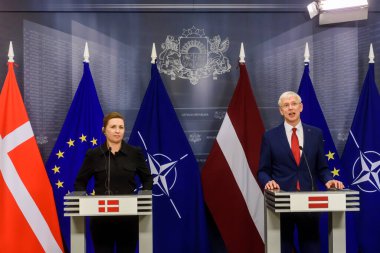 RIGA, LATVIA. 31 Mart 2022. Danimarka Başbakanı Mette Fredriksen (L), Letonya Başbakanı Krisjanis Karins (R) ile bir araya geldi.
