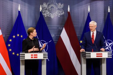 RIGA, LATVIA. 31 Mart 2022. Danimarka Başbakanı Mette Fredriksen (L), Letonya Başbakanı Krisjanis Karins (R) ile bir araya geldi.