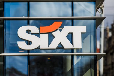 RIGA, LATVIA. 31 Mart 2022. Seçici odak fotoğrafı. Altı şirket logosu. Sixt, 110 'dan fazla ülkede yaklaşık 2000 konuma sahip uluslararası bir hareketlilik hizmeti sağlayıcısıdır..