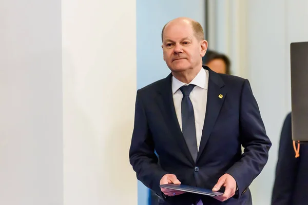 BRÜZSEL, BELGIUM. 24 Mart 2022. Almanya Başbakanı Olaf Scholz, NATO 'nun olağanüstü YAZ 2022 sonrasında düzenlediği basın toplantısında.