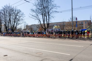 RIGA, LATVIA. 20 Nisan 2022. Letonyalı kadınlar savaşta cinsel şiddeti protesto ediyorlar.