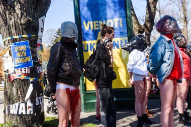 RIGA, LATVIA. 20 Nisan 2022. Letonyalı kadınlar savaşta cinsel şiddeti protesto ediyorlar.