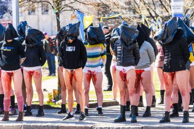 RIGA, LATVIA. 20 Nisan 2022. Letonyalı kadınlar savaşta cinsel şiddeti protesto ediyorlar.