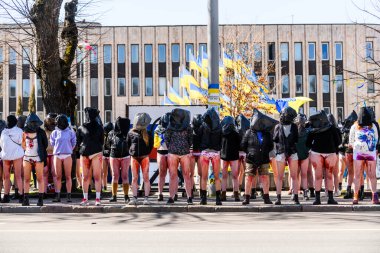 RIGA, LATVIA. 20 Nisan 2022. Letonyalı kadınlar savaşta cinsel şiddeti protesto ediyorlar.
