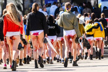 RIGA, LATVIA. 20 Nisan 2022. Letonyalı kadınlar savaşta cinsel şiddeti protesto ediyorlar.