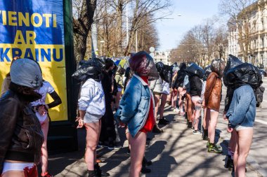 RIGA, LATVIA. 20 Nisan 2022. Letonyalı kadınlar savaşta cinsel şiddeti protesto ediyorlar.