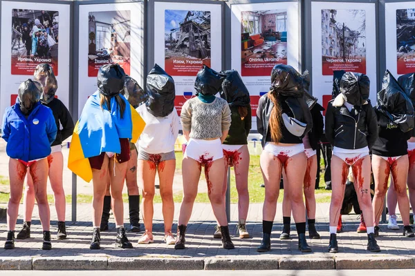 RIGA, LATVIA. 20 Nisan 2022. Letonyalı kadınlar savaşta cinsel şiddeti protesto ediyorlar.