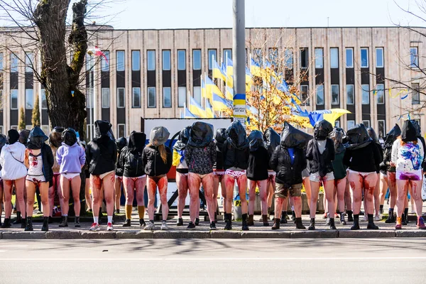 RIGA, LATVIA. 20 Nisan 2022. Letonyalı kadınlar savaşta cinsel şiddeti protesto ediyorlar.