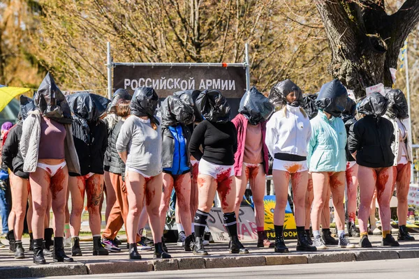 RIGA, LATVIA. 20 Nisan 2022. Letonyalı kadınlar savaşta cinsel şiddeti protesto ediyorlar.