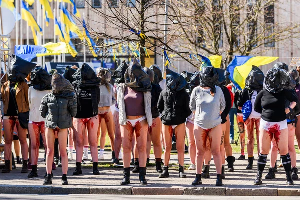 RIGA, LATVIA. 20 Nisan 2022. Letonyalı kadınlar savaşta cinsel şiddeti protesto ediyorlar.