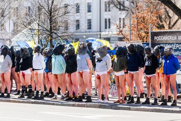 RIGA, LATVIA. 20 Nisan 2022. Letonyalı kadınlar savaşta cinsel şiddeti protesto ediyorlar.