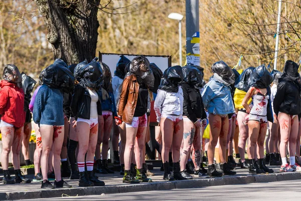 RIGA, LATVIA. 20 Nisan 2022. Letonyalı kadınlar savaşta cinsel şiddeti protesto ediyorlar.