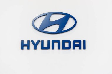 RIGA, LATVIA. 29.04.2022. AUTO 2022 sergisinde Hyundai logosu. Güney Kore merkezli çok uluslu otomotiv üreticisi..