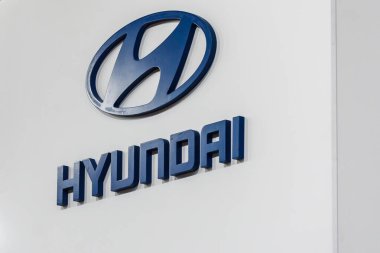 RIGA, LATVIA. 29.04.2022. AUTO 2022 sergisinde Hyundai logosu. Güney Kore merkezli çok uluslu otomotiv üreticisi..